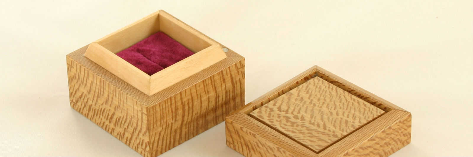 Ringdoosje van plataan met deksel eraf