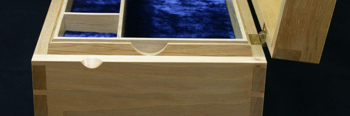 Sieradenkistje geopend met blauw fluweel